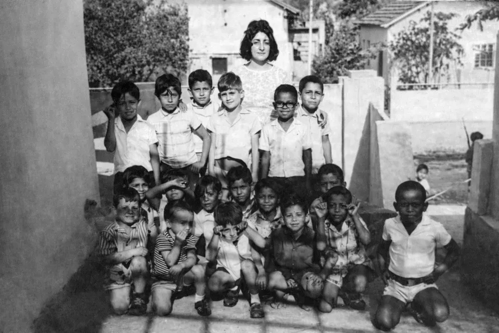 Professora Maria da Penha Gabriel com os primeiros alunos