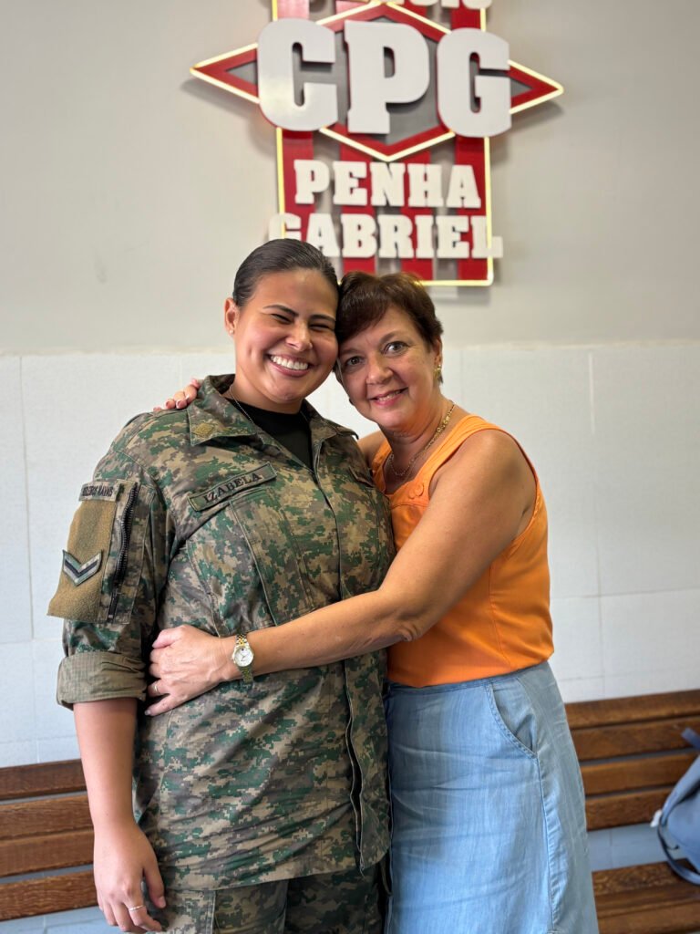 Izabela, ex-aluna do Colégio Penha Gabriel e integrante da Marinha do Brasil como Fuzileira Naval, participa do Projeto Profissões com alunos da escola