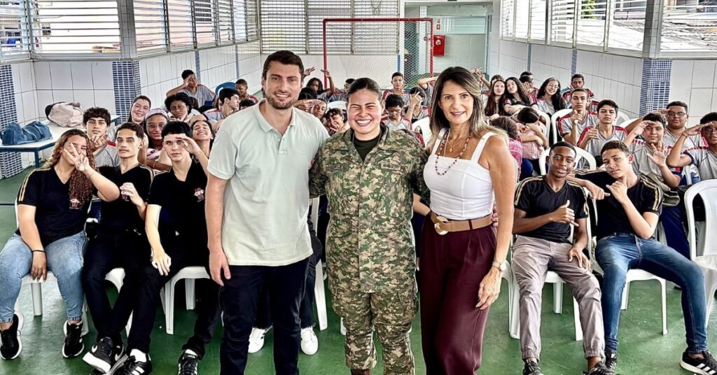 Ex-aluna Fuzileira Naval durante p alestra no Colégio Penha Gabriel