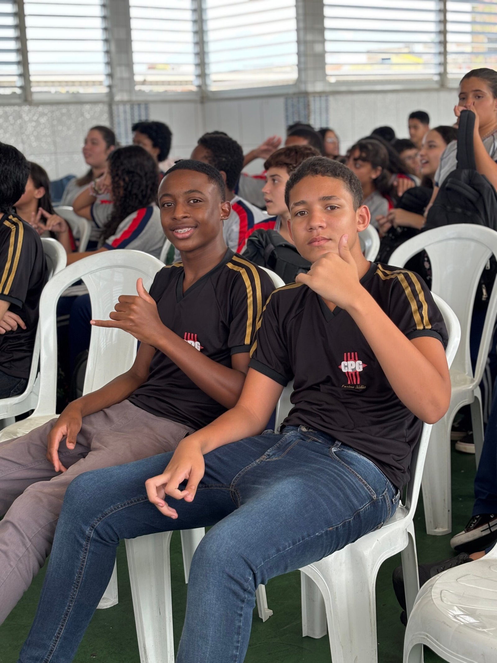 Ex-aluna do Colégio Penha Gabriel compartilha experiências sobre disciplina, dedicação e carreira militar com estudantes